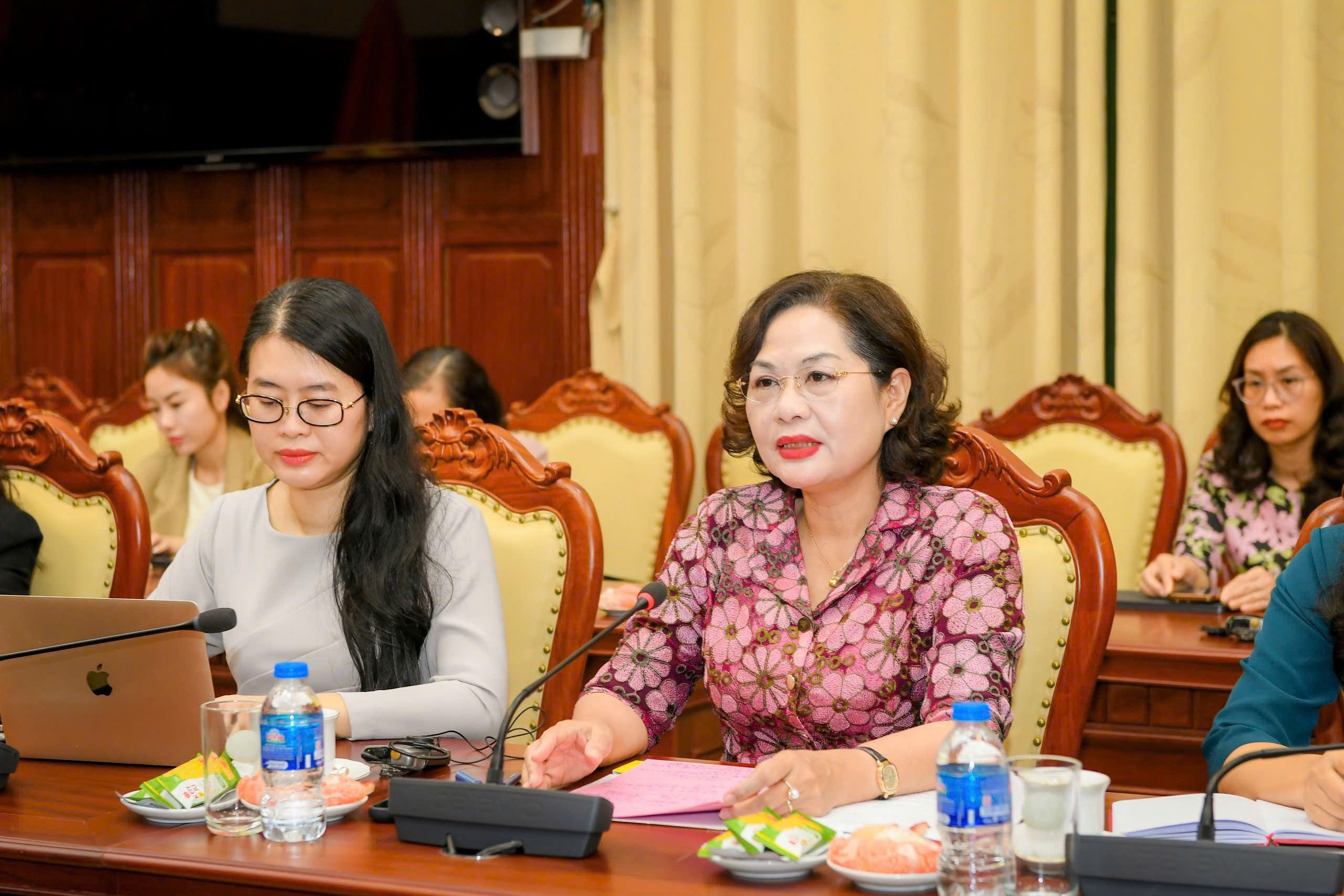 27.3 1 Thống đốc Nguyễn Thị Hồng làm việc với Đoàn Cán bộ của Quỹ Tiền tệ Quốc tế.jpg